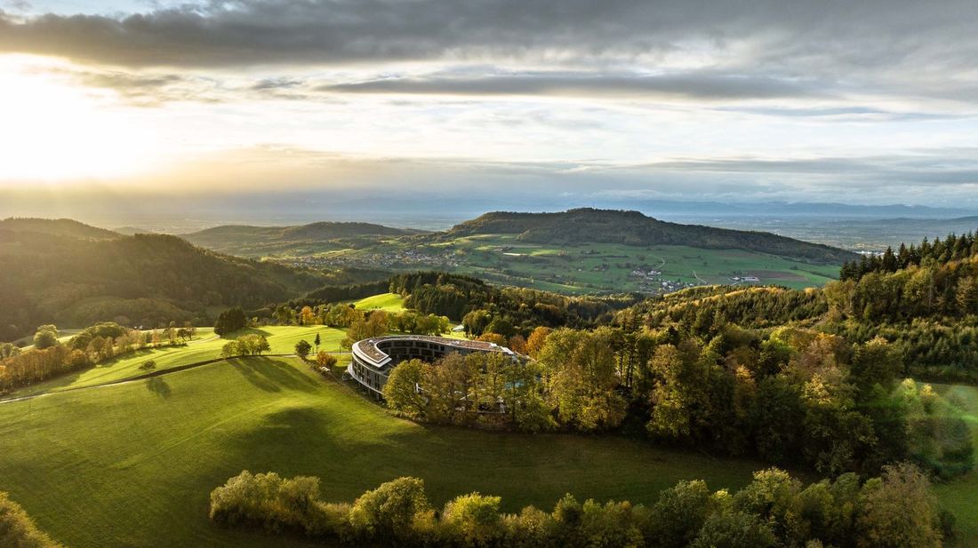 Luchtfoto van het Luisenhöhe tussen de heuvels van het Zwarte Woud