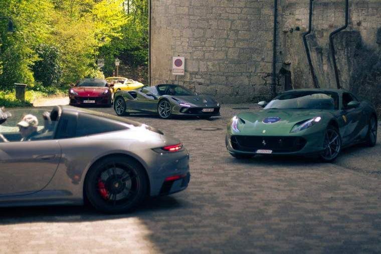 Ferrari’s en een Porsche bij een kasteel in het Sauerland