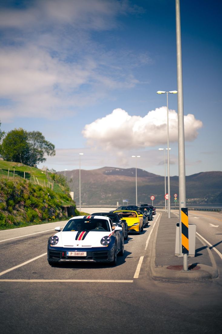 Porsche 911 Dakar leidt een konvooi supercars langs de fjord