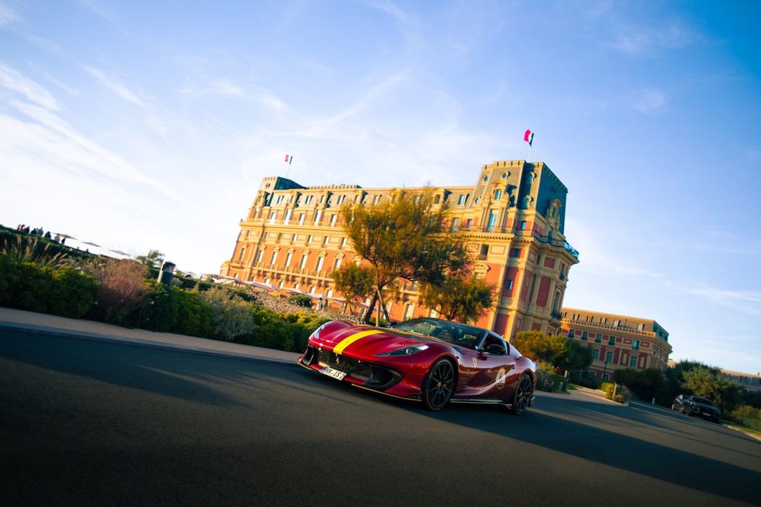 Rode Ferrari met gele streep voor het Hôtel du Palais in Biarritz