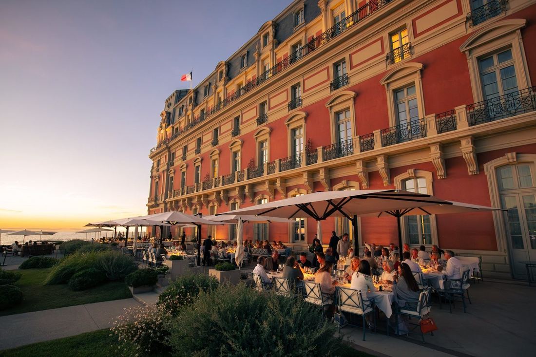 Diner op het terras van een historisch hotel bij zonsondergang