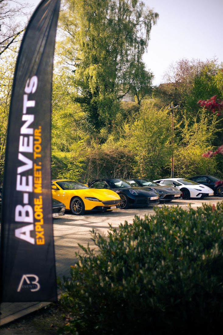 AB Events-vlag voor een rij supercars