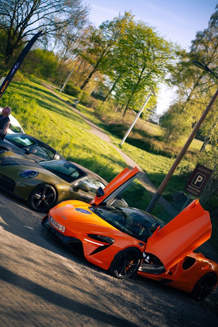 Oranje McLaren Artura met open deuren