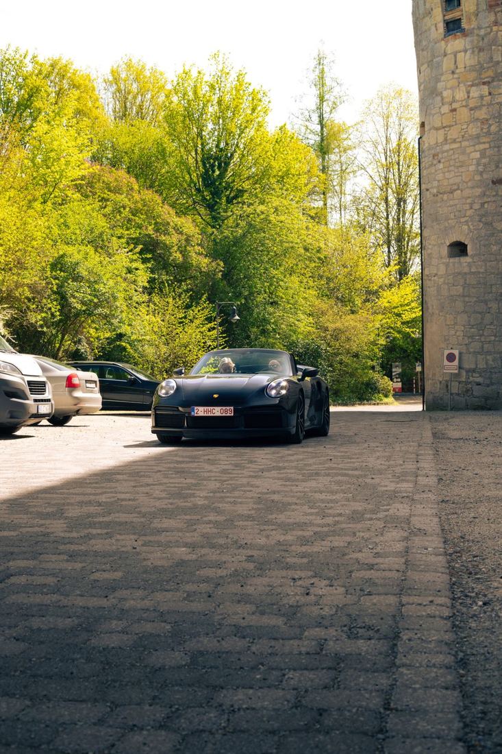 Zwarte Porsche 911 Turbo Cabriolet bij het kasteel