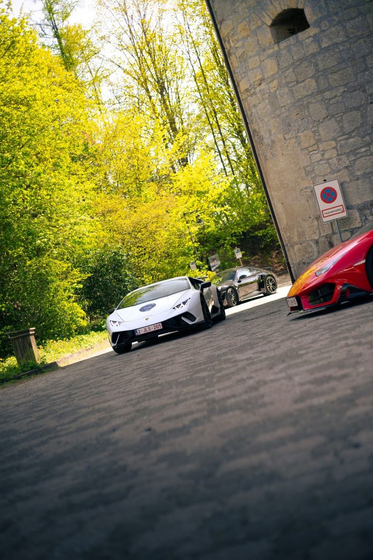 Witte Lamborghini Huracán Performante bij de toren