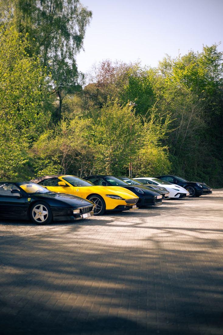 Rij supercars tussen het groen