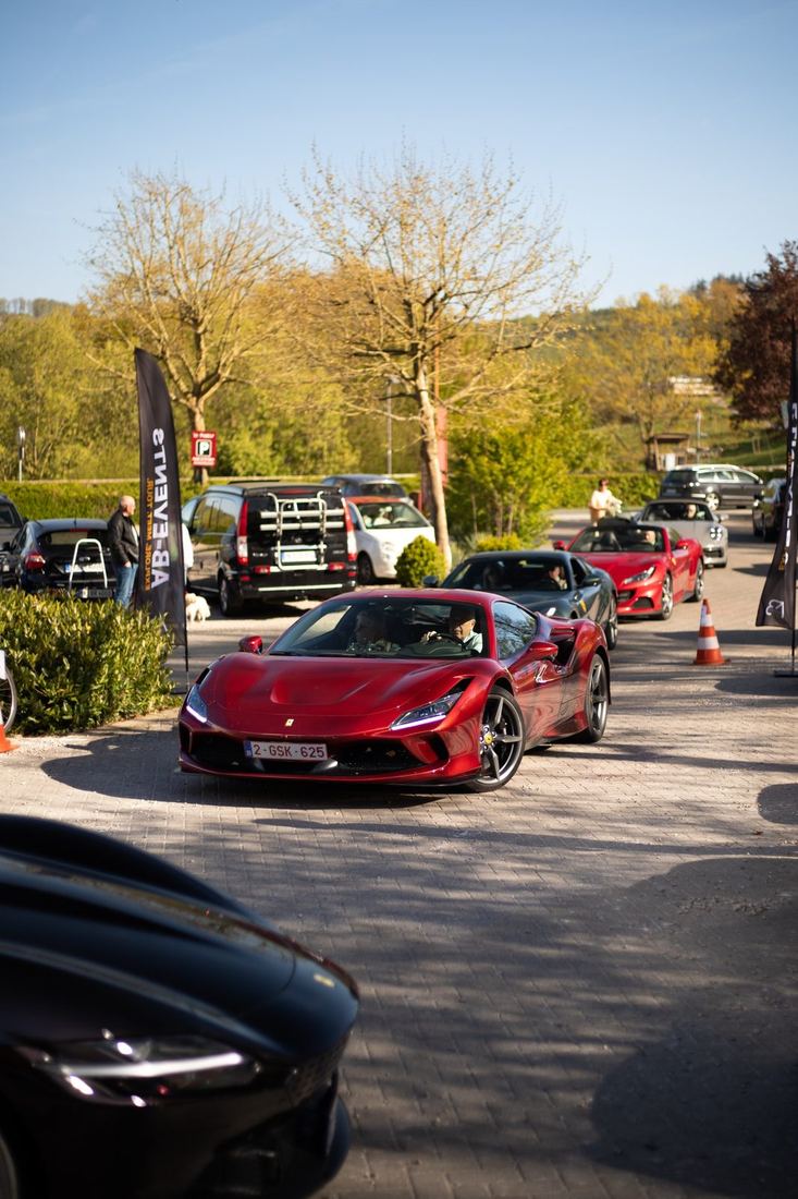 Rode Ferrari F8 Tributo rijdt binnen bij de start