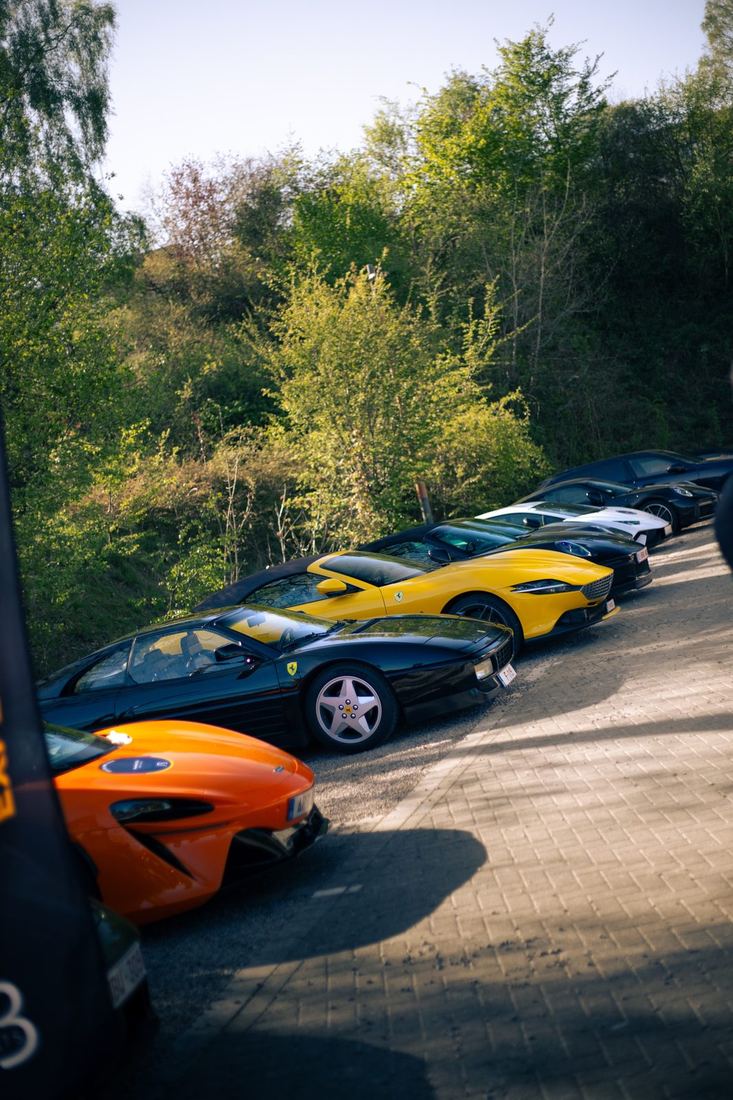 Supercars op een rij met de AB Events-vlag
