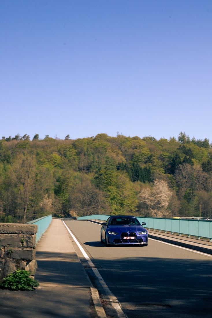Blauwe BMW M4 op een brug in het Sauerland