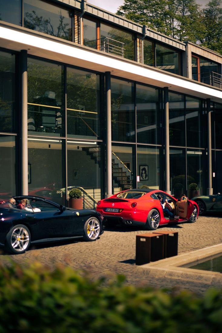 Ferrari’s voor een modern glazen gebouw