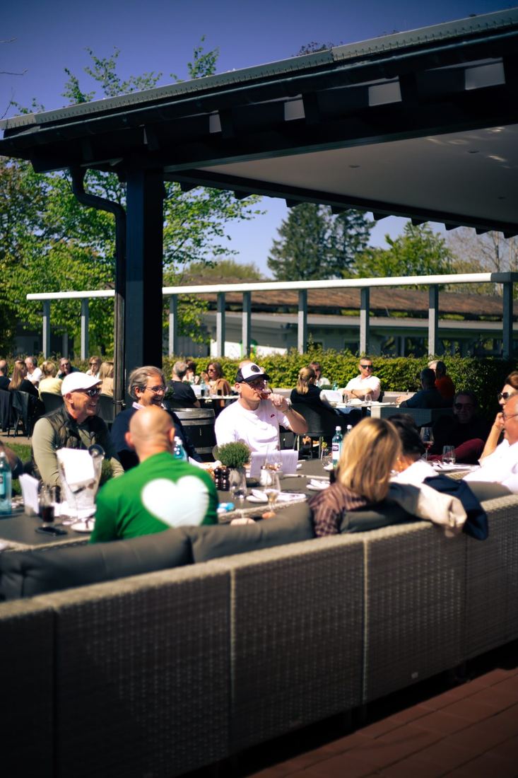 Deelnemers genieten van de lunch op het terras