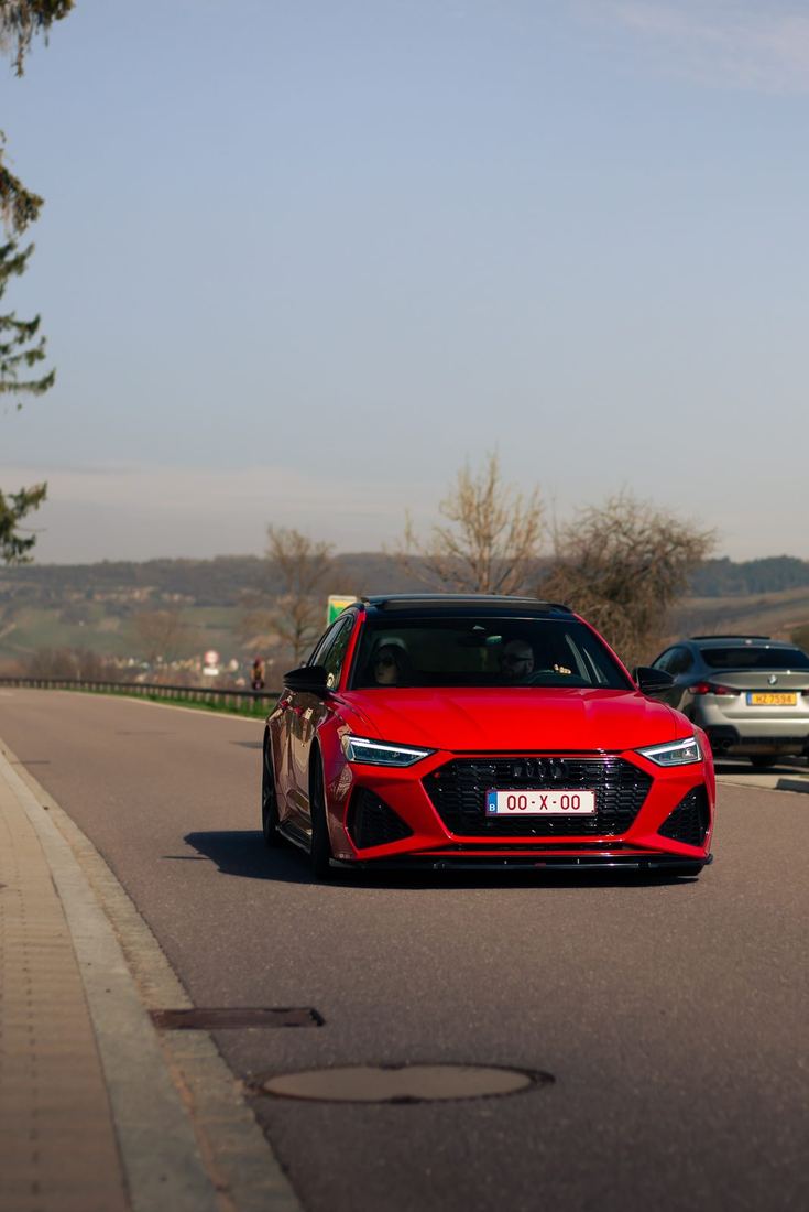 Rode Audi RS6 op een weg tussen de Luxemburgse heuvels