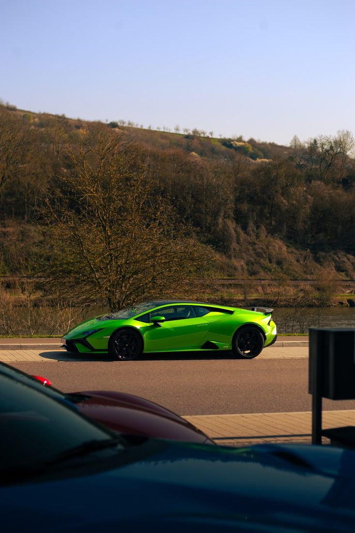 Groene Lamborghini Huracán Tecnica langs de Moezel