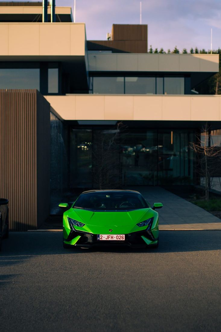 Groene Lamborghini Huracán Tecnica voor een modern gebouw