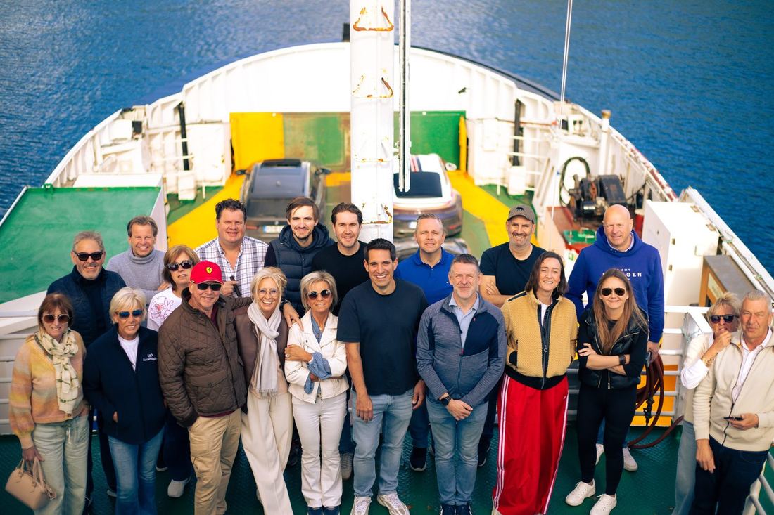 Groepsfoto van de deelnemers op het dek van een ferry