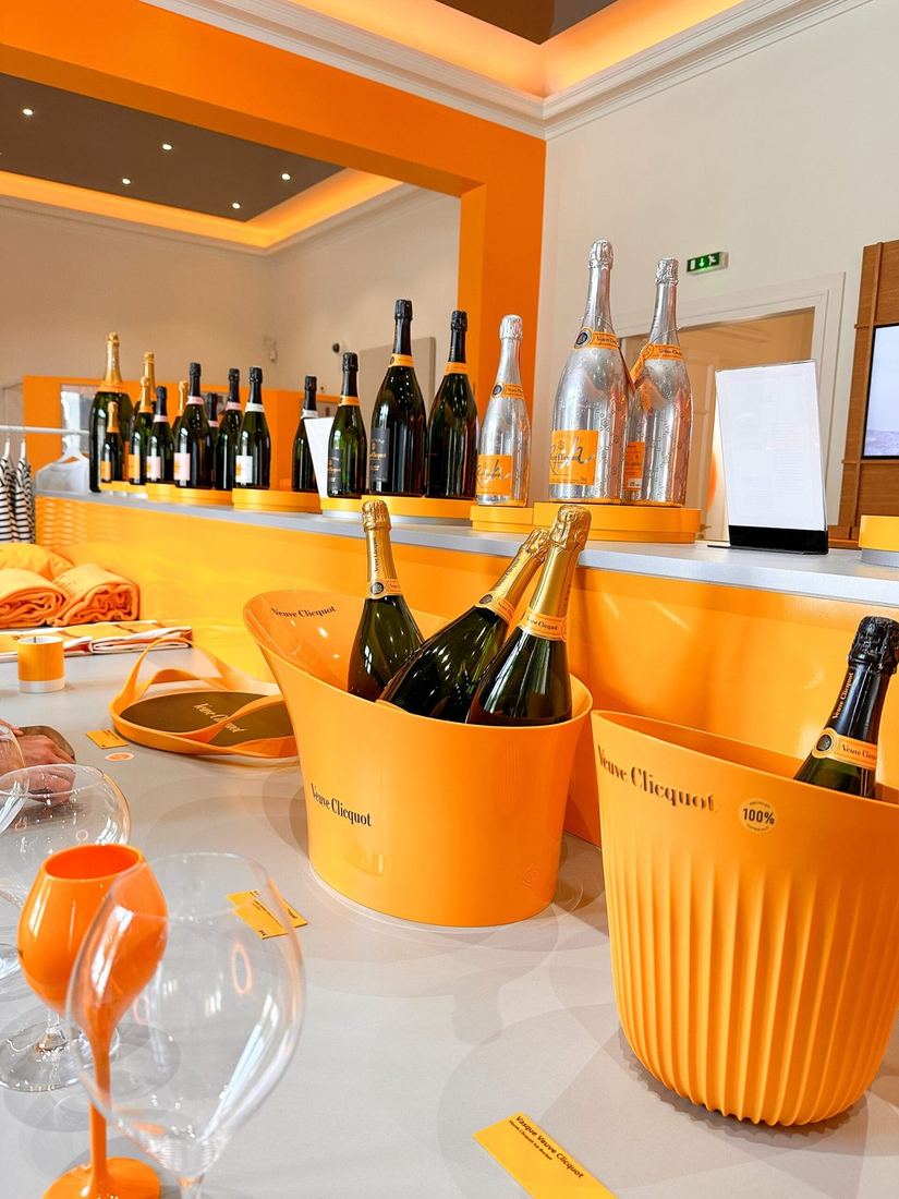 Proeverij bij Veuve Clicquot met flessen in oranje ijsemmers