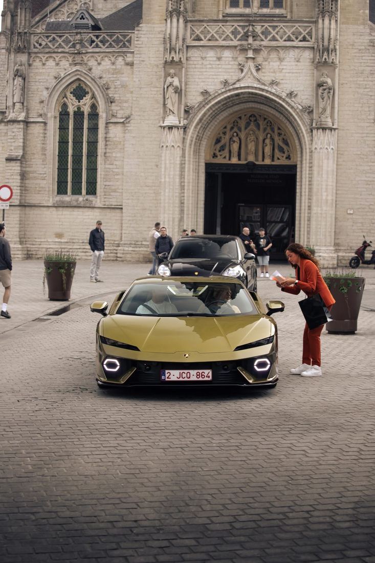 Ontvangst van een Lamborghini voor de kerk op de Grote Markt
