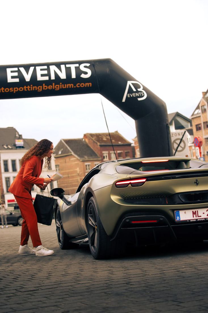 Ontvangst van een Ferrari 296 onder de AB Events-boog