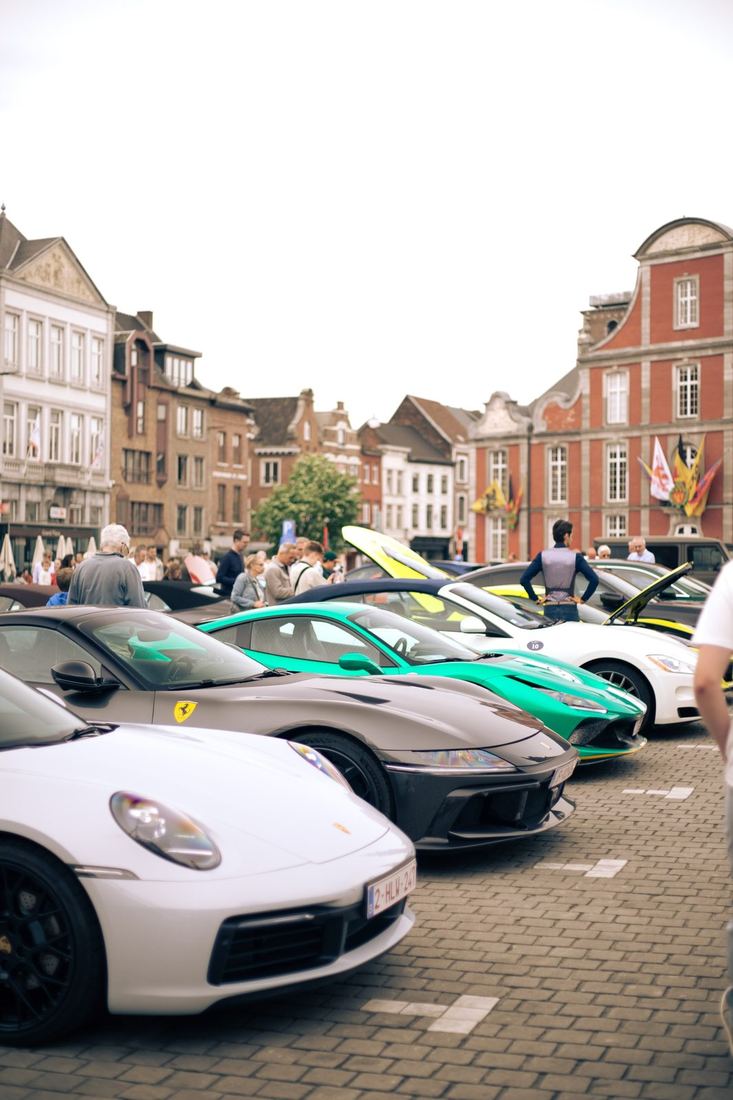 Supercars op een rij voor het stadhuis van Sint-Truiden