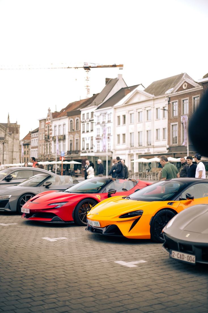 Rode Ferrari en oranje McLaren op de Grote Markt