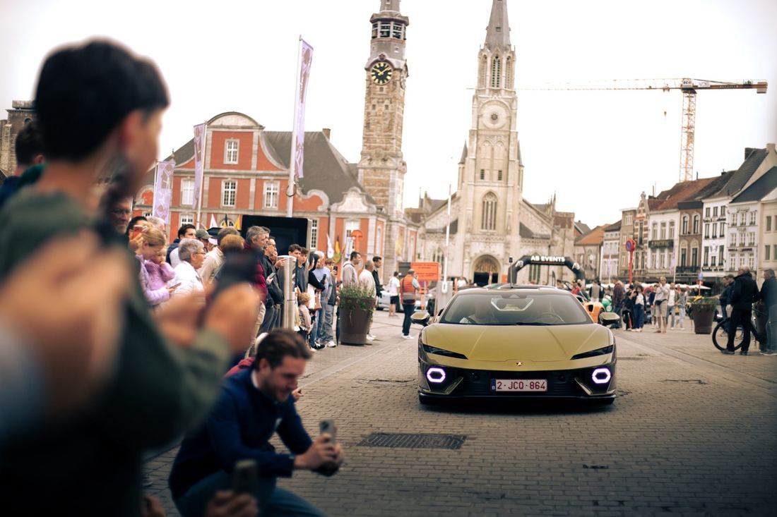 Lamborghini vertrekt over de Grote Markt tussen toeschouwers