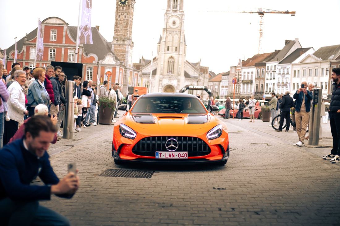 Oranje Mercedes-AMG vertrekt onder toeziend oog van het publiek