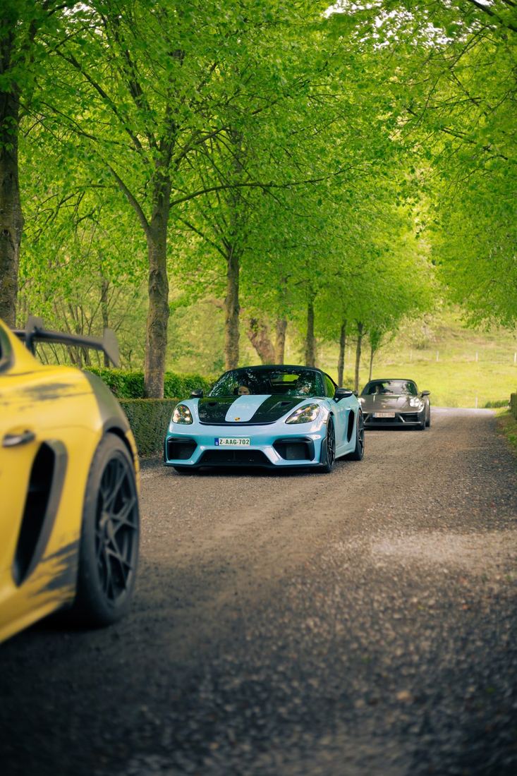 Lichtblauwe Porsche GT4 RS in een dreef