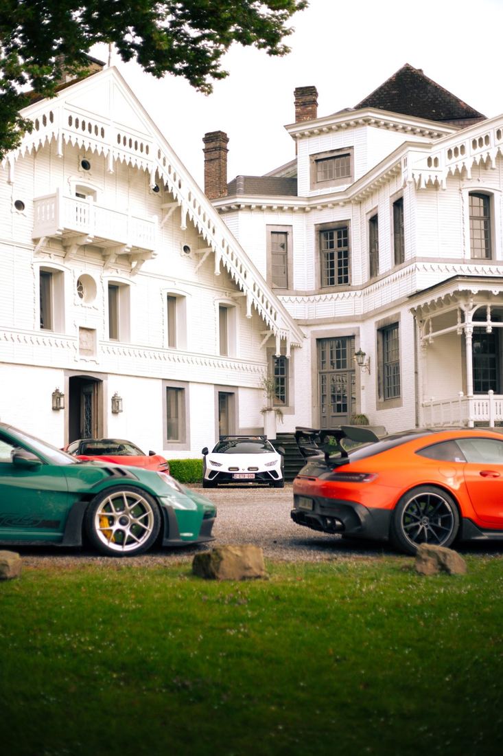 Porsche, Ferrari, Lamborghini en Mercedes-AMG voor het kasteel