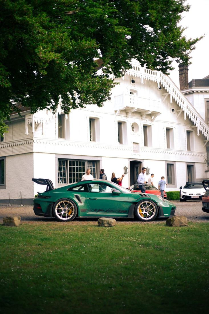 Groene Porsche GT3 RS voor het kasteel