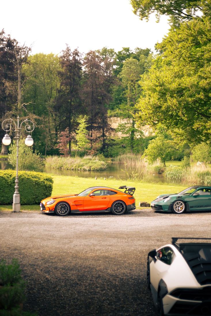 Oranje Mercedes-AMG langs de vijver van het domein