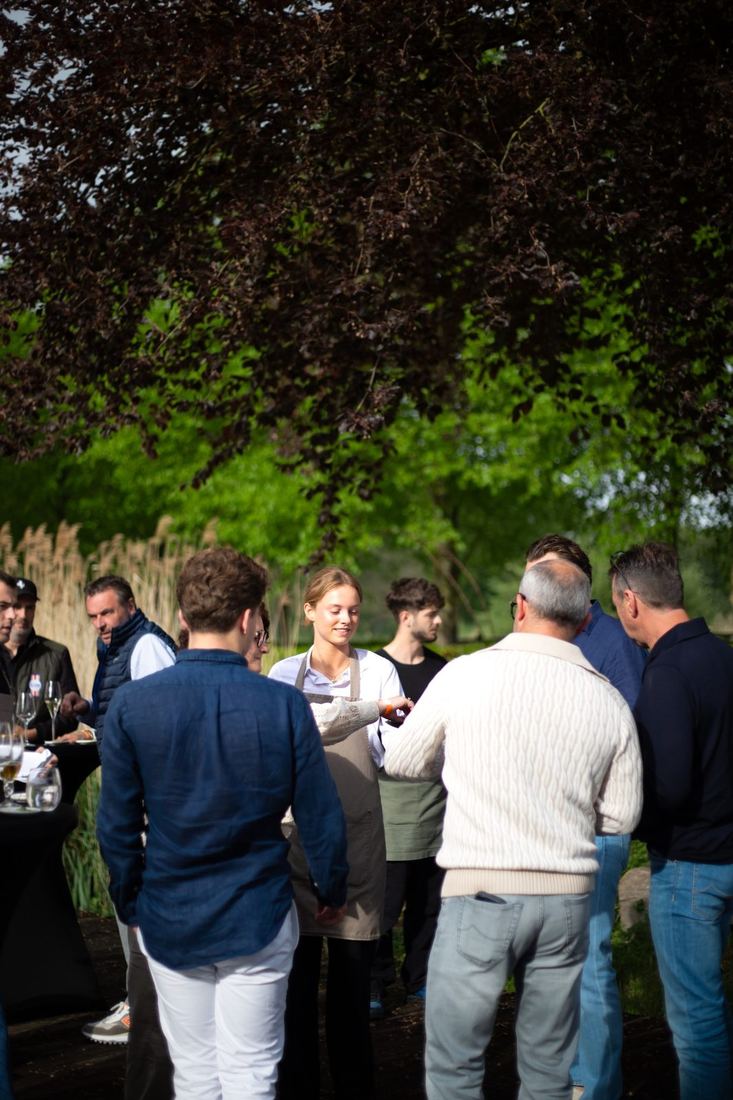 Hapjes worden geserveerd tijdens de apero