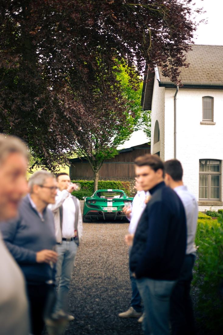 Groene Ferrari achter de gasten tijdens de apero