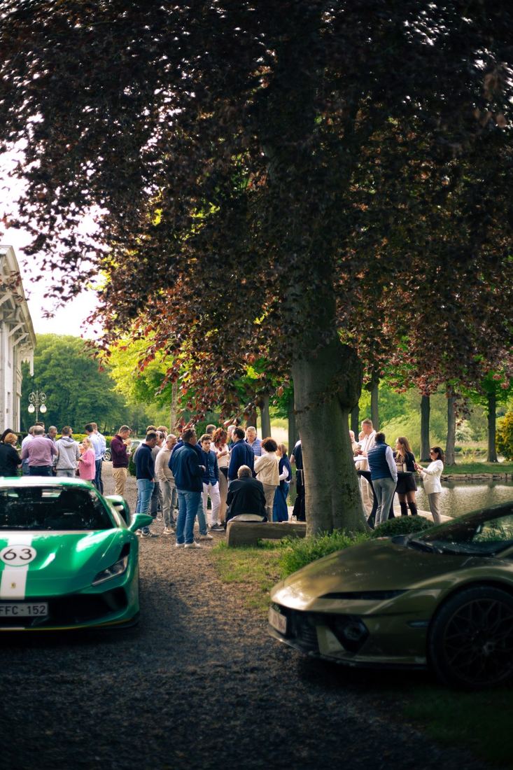 Apero onder een grote rode beuk met de wagens ernaast