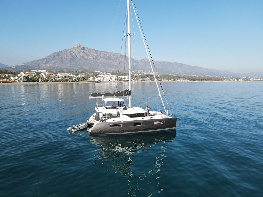 Catamaran van Investinspain voor de kust van Marbella met de La Concha-berg op de achtergrond