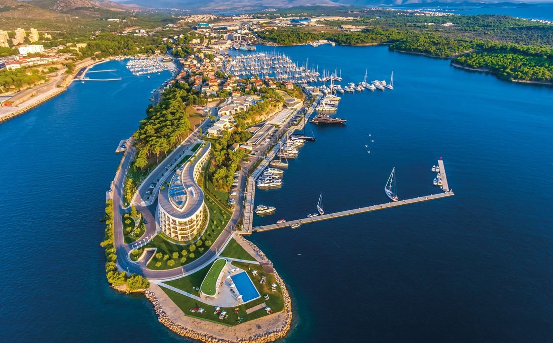 Luchtfoto van D-Resort Šibenik op het Mandalina-schiereiland met de jachthaven