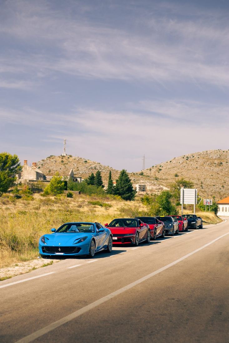 Rij Ferrari’s langs de weg in het karstlandschap