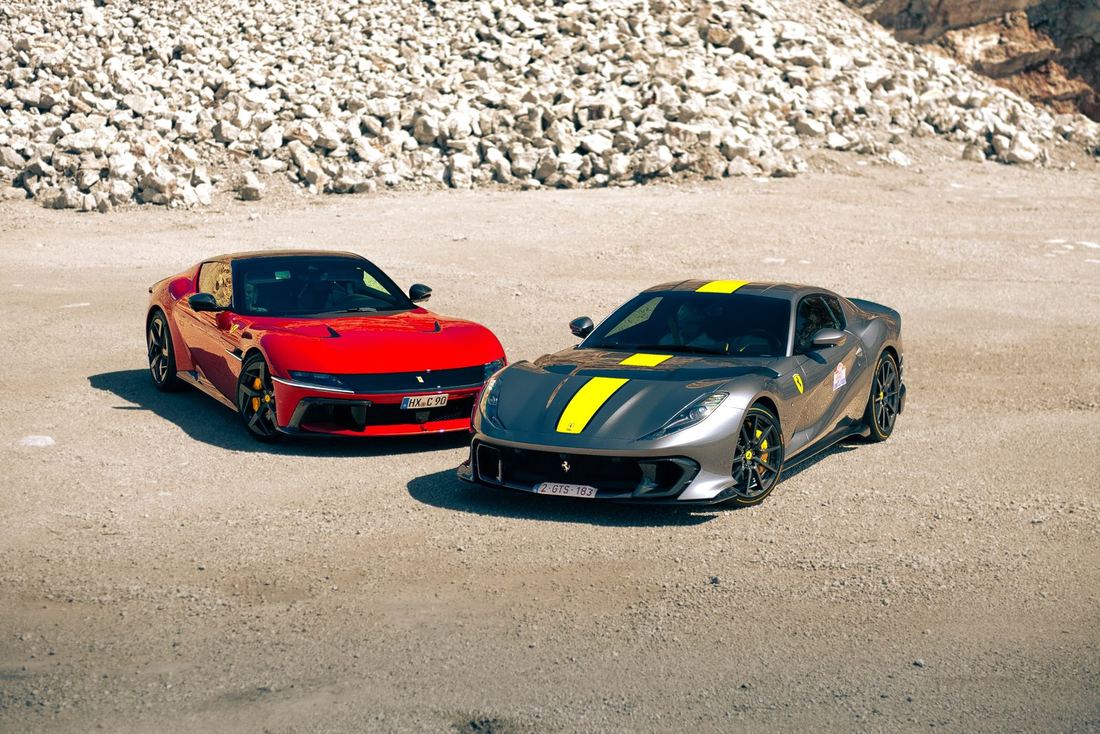 Rode Ferrari 12Cilindri en grijze 812 Competizione in een steengroeve