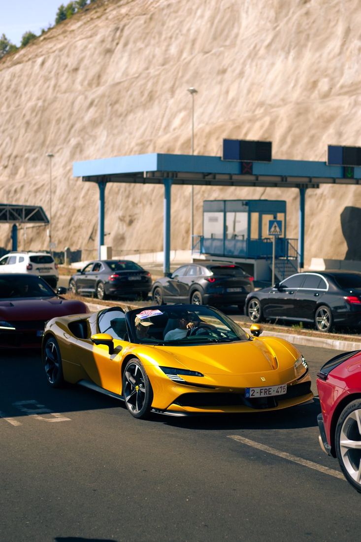 Gele Ferrari SF90 Spider bij de grensovergang