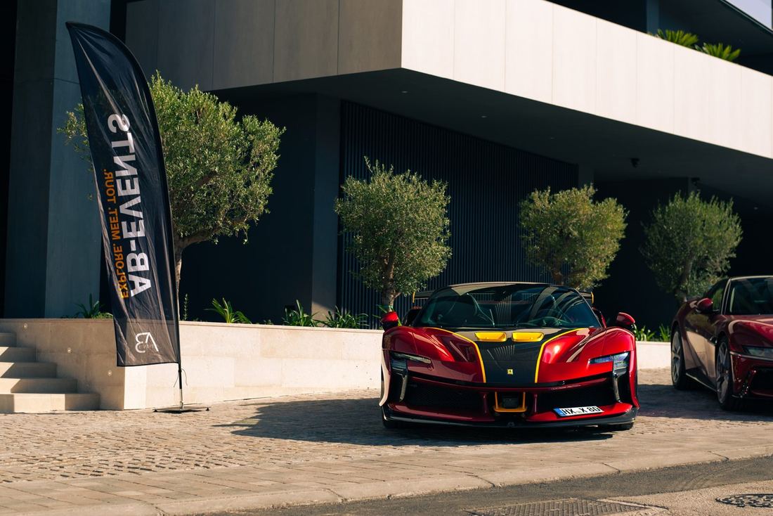 Ferrari SF90 XX naast de AB Events-vlag voor het hotel