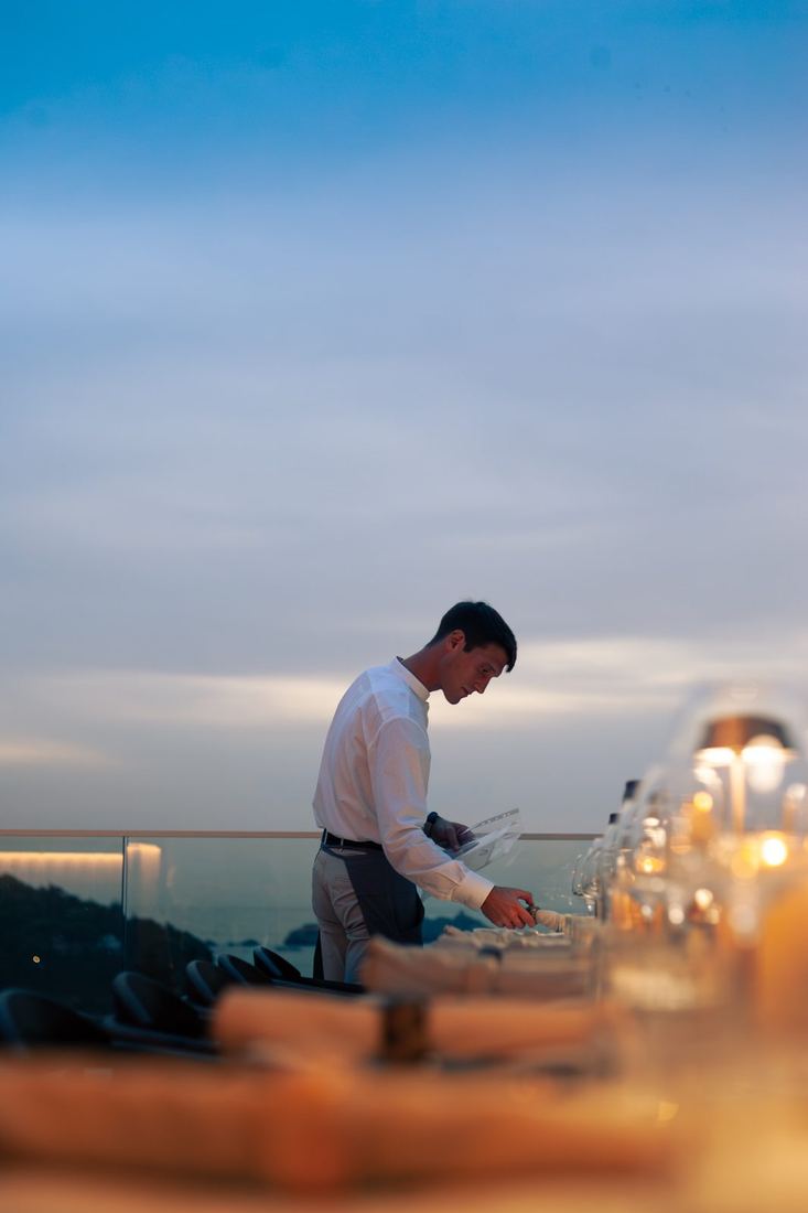 Tafel wordt gedekt voor het diner bij zonsondergang