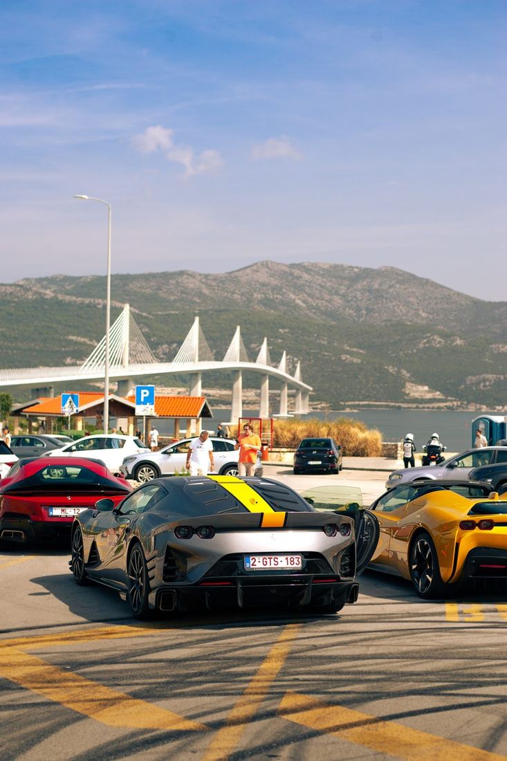 Grijze Ferrari 812 Competizione bij de Pelješacbrug