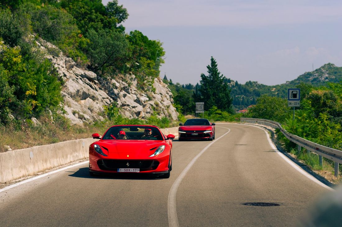 Rode Ferrari 812 GTS en 12Cilindri op een bochtige bergweg