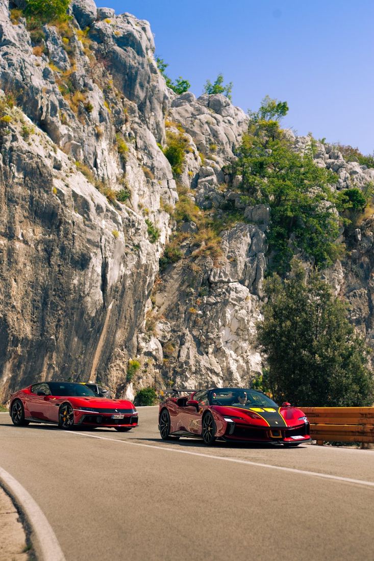 Ferrari 12Cilindri en SF90 XX langs een rotswand