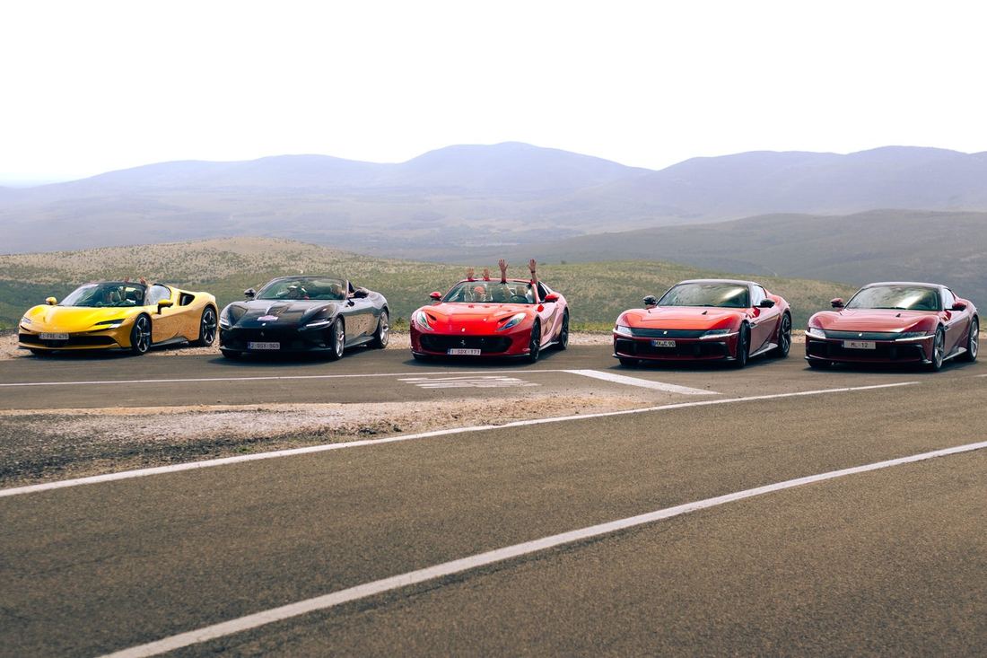 Vijf Ferrari’s op een rij met uitzicht op de bergen