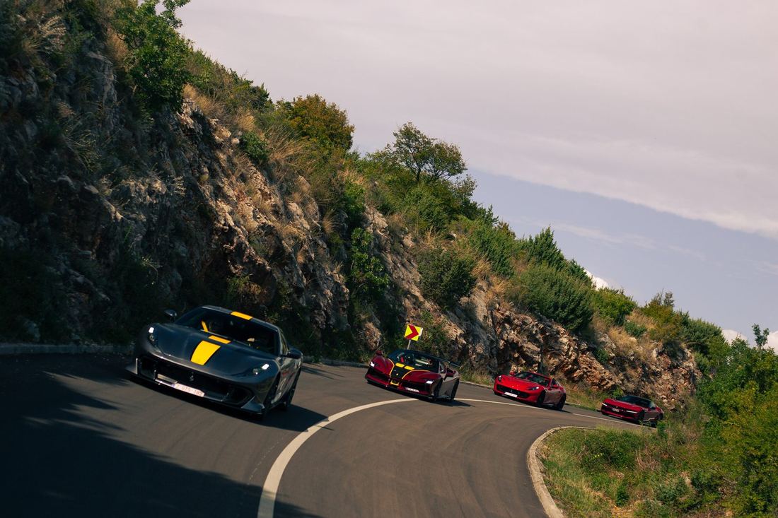 Colonne Ferrari’s in een haarspeldbocht