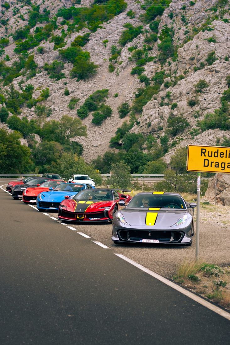 Colonne Ferrari’s bij Rudelić Draga