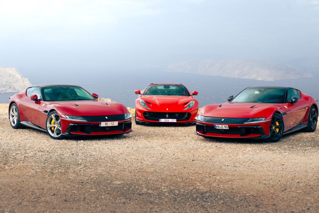 Drie rode Ferrari’s boven de zee