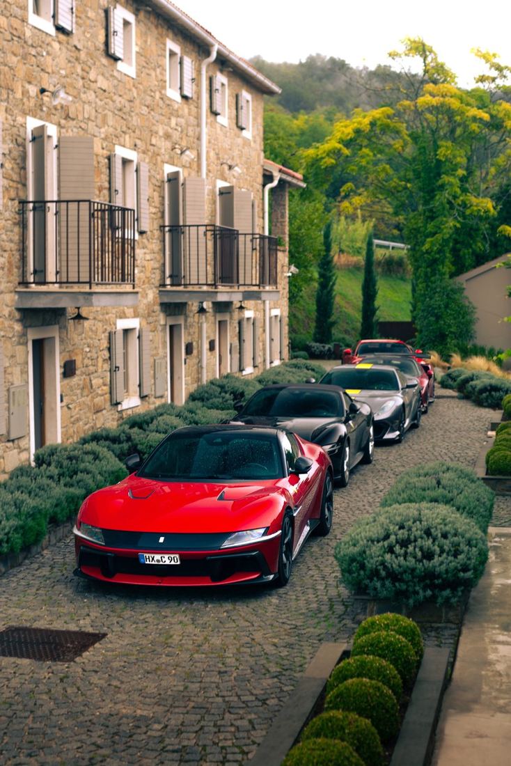 Ferrari’s op een rij voor het hotel in Istrië