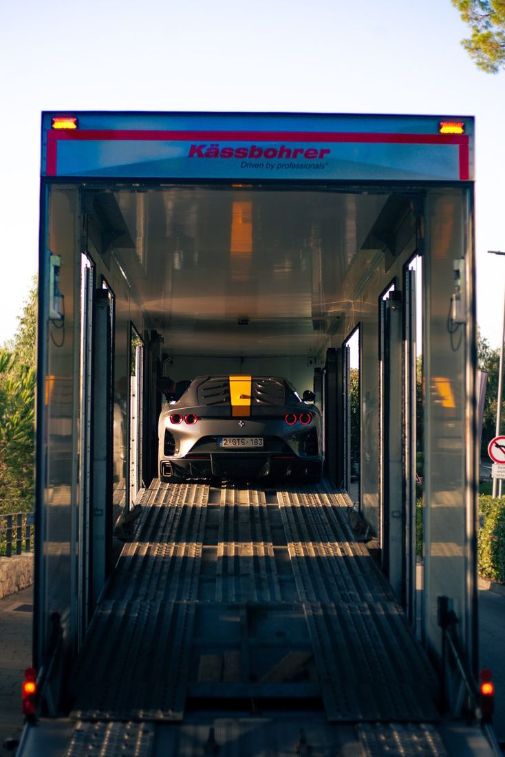812 Competizione in de transporttruck