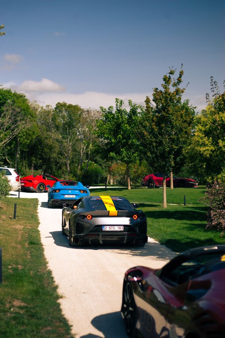 Ferrari’s op weg naar het hotel